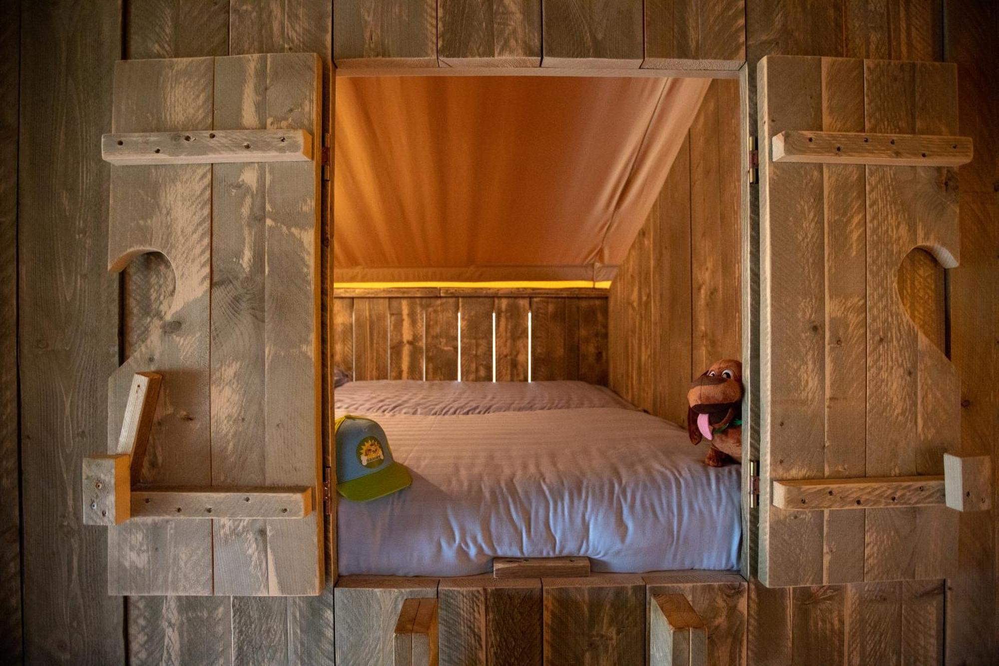 Camping Rcn Domaine De La Noguiere Le Muy Kamer foto